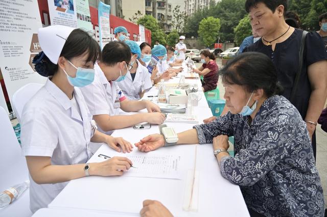 你健康，我服务，共筑公共卫生防线 ——重庆医药高专附一院积极开展国家基本公共卫生服务项目宣传活动